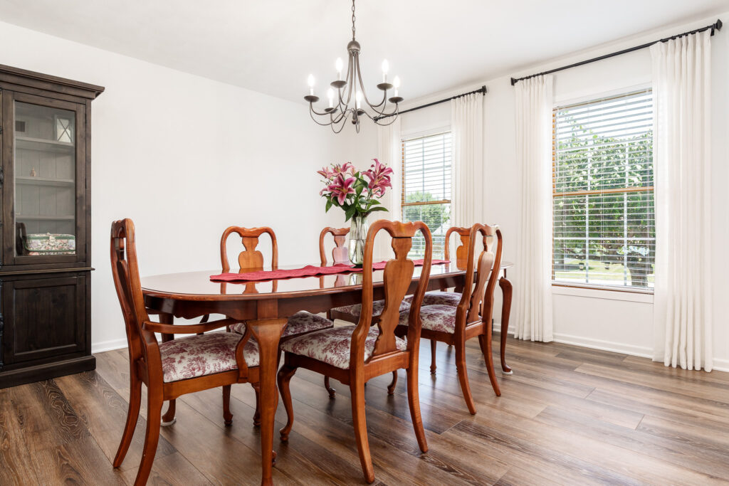 1142UniversityPkwy-23