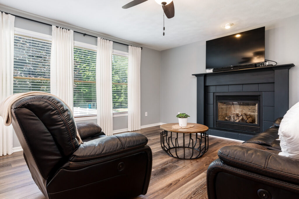 1142UniversityPkwy-25