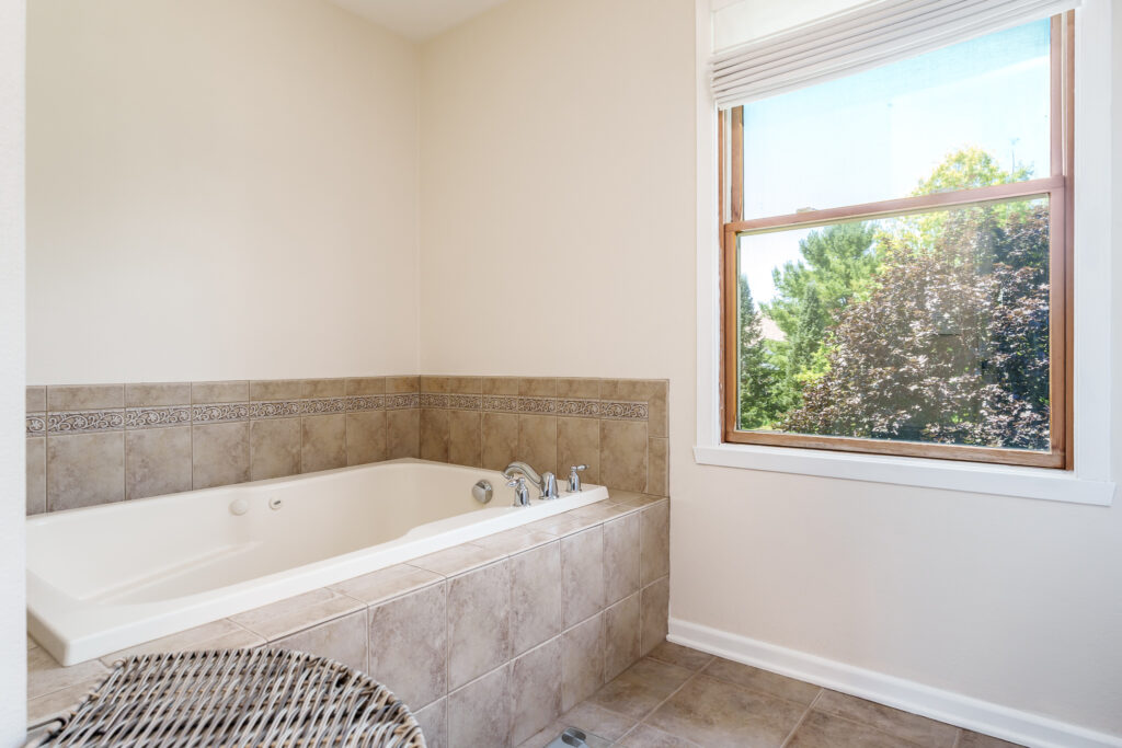 1142UniversityPkwy-44