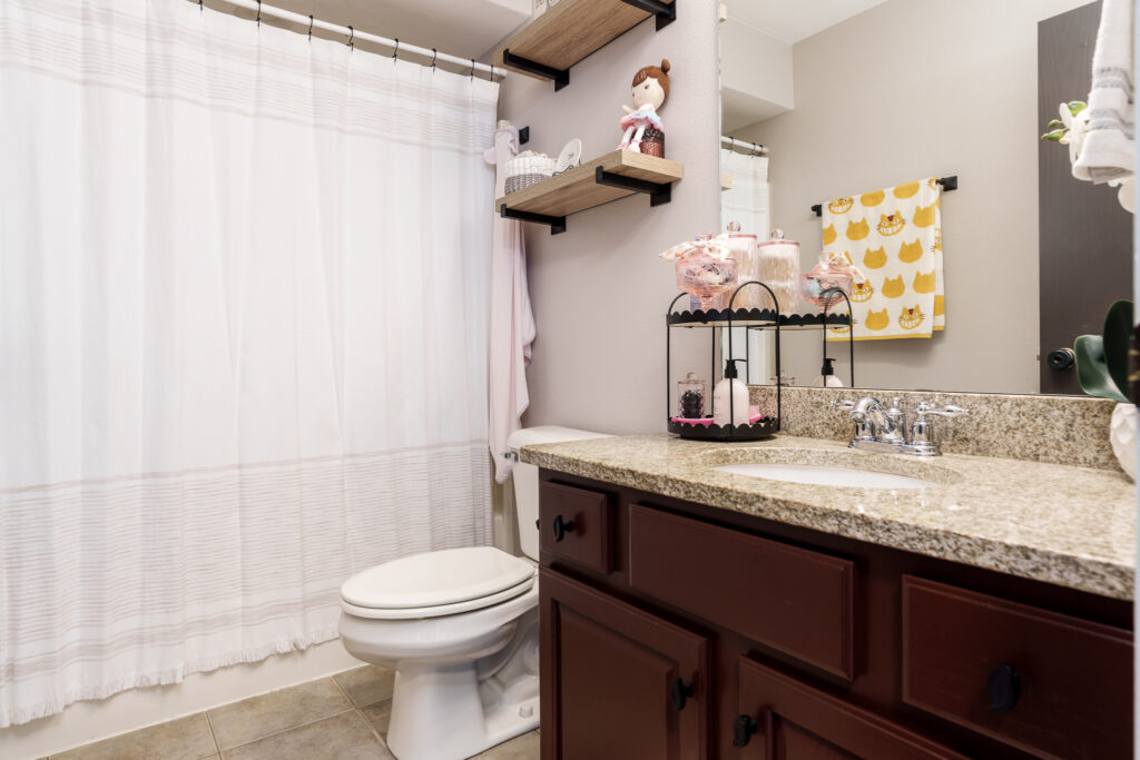 1142UniversityPkwy-48