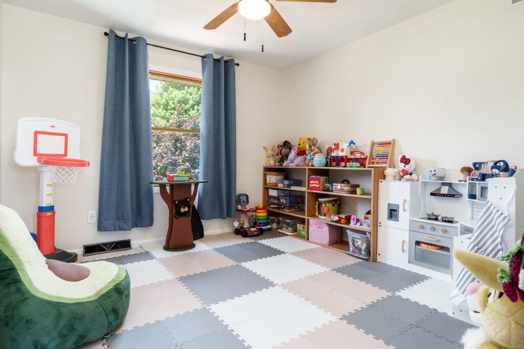 1142UniversityPkwy-51